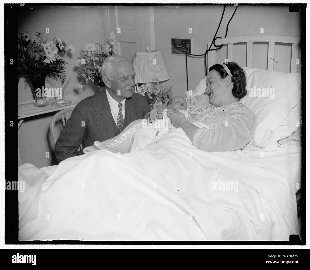 Cronin Nachwuchs stellt für das erste Bild. Washington, D.C., 13. Dem springenden Jungen, das rote Sox Manager und Frau Joe Cronin vor einer Woche für seinen ersten Bild stellte heute geboren am Garfield Krankenhaus. Die strahlenden Gent auf der linken Seite ist Grandpappy Clark Griffith, Inhaber der Washington Senatoren, die scheint so stolz, wie die Mutter. Frau Cronin ist der ehemalige Mildred Robertson, angenommene Tochter der Griffiths. Kein Name wurde das Baby, aber es ist sicher Griffith wird in der Auserwählte, 5/13/38 enthalten sein Stockfoto