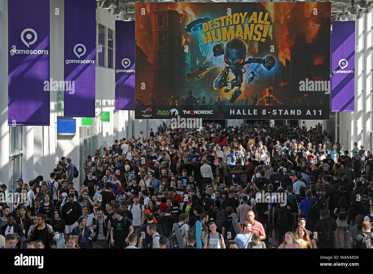 Köln, Deutschland. 21 Aug, 2019. Die Messe Besucher gehen durch Gamescom. Der computer spiele Messe Gamescom findet von 20.08. bis 24.08.2019 in Köln. Credit: Oliver Berg/dpa/Alamy leben Nachrichten Stockfoto