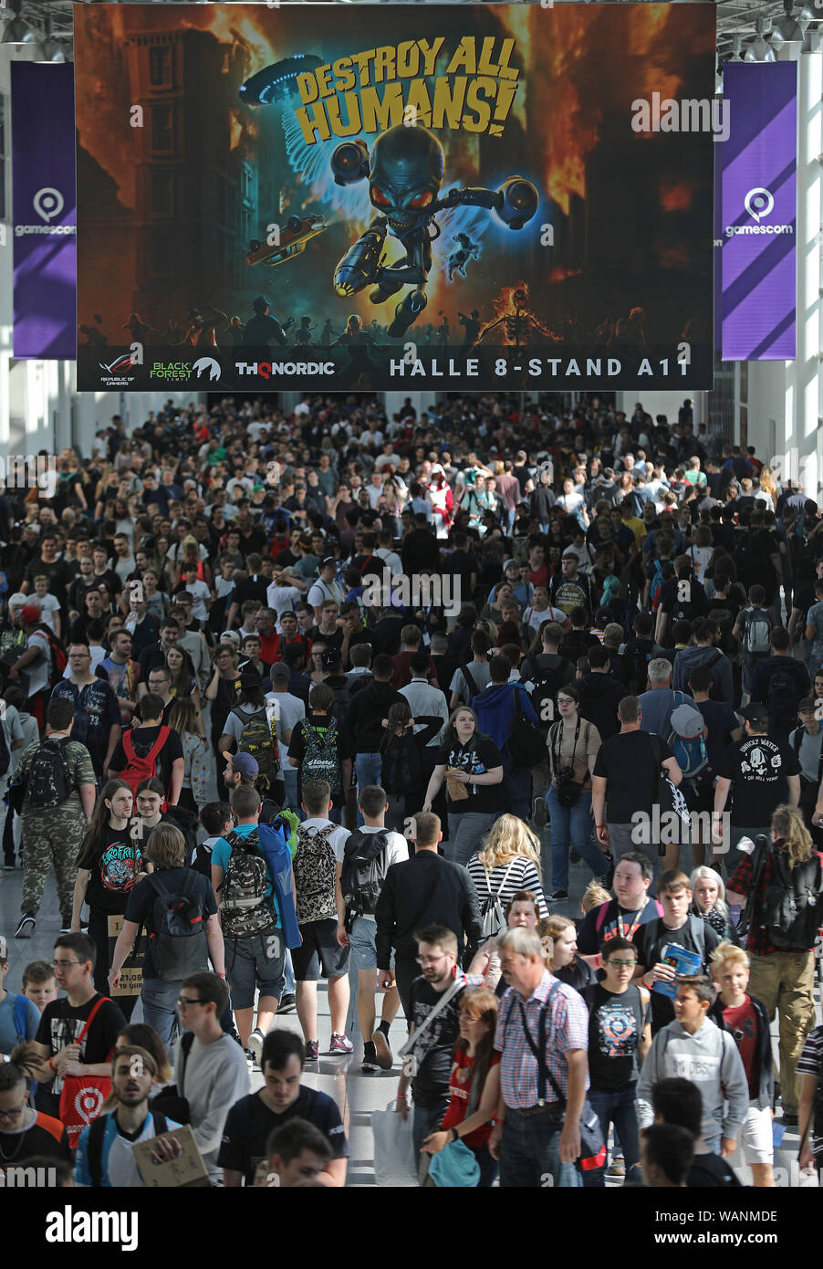 Köln, Deutschland. 21 Aug, 2019. Die Messe Besucher gehen durch Gamescom. Der computer spiele Messe Gamescom findet von 20.08. bis 24.08.2019 in Köln. Credit: Oliver Berg/dpa/Alamy leben Nachrichten Stockfoto