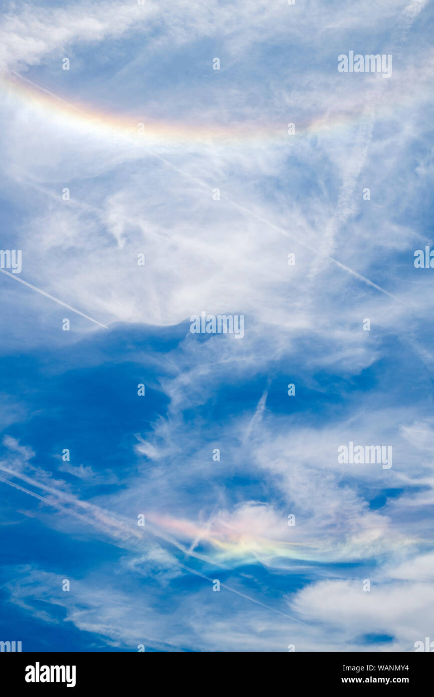 Zirkumzenitalbogen gegen den blauen Himmel mit weißen Wolken im Süden Frankreichs in der Nähe von Marseille im Sommer 2019 gesehen (31. Juli 2019) Stockfoto
