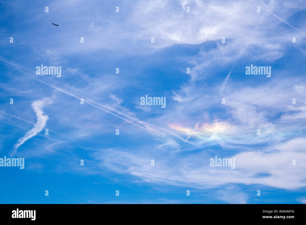 Zirkumzenitalbogen gegen den blauen Himmel mit weißen Wolken und eine Ebene im Süden Frankreichs in der Nähe von Marseille im Sommer 2019 gesehen (31. Juli 2019) Stockfoto