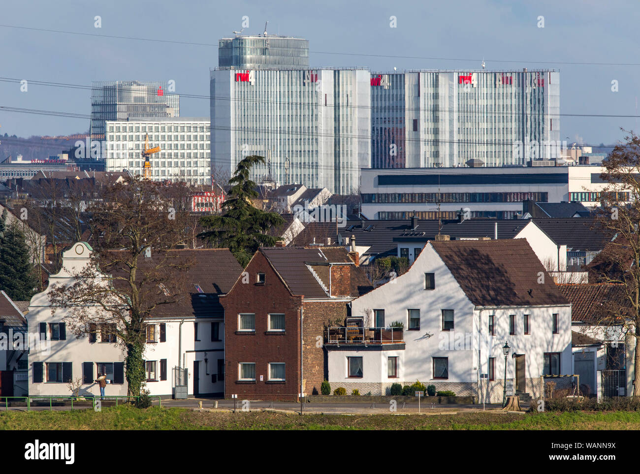 Skyline der Innenstadt von Düsseldorf, RWI4 Gebäude, Wohnhäuser im Stadtteil Hamm, City Gate Stockfoto