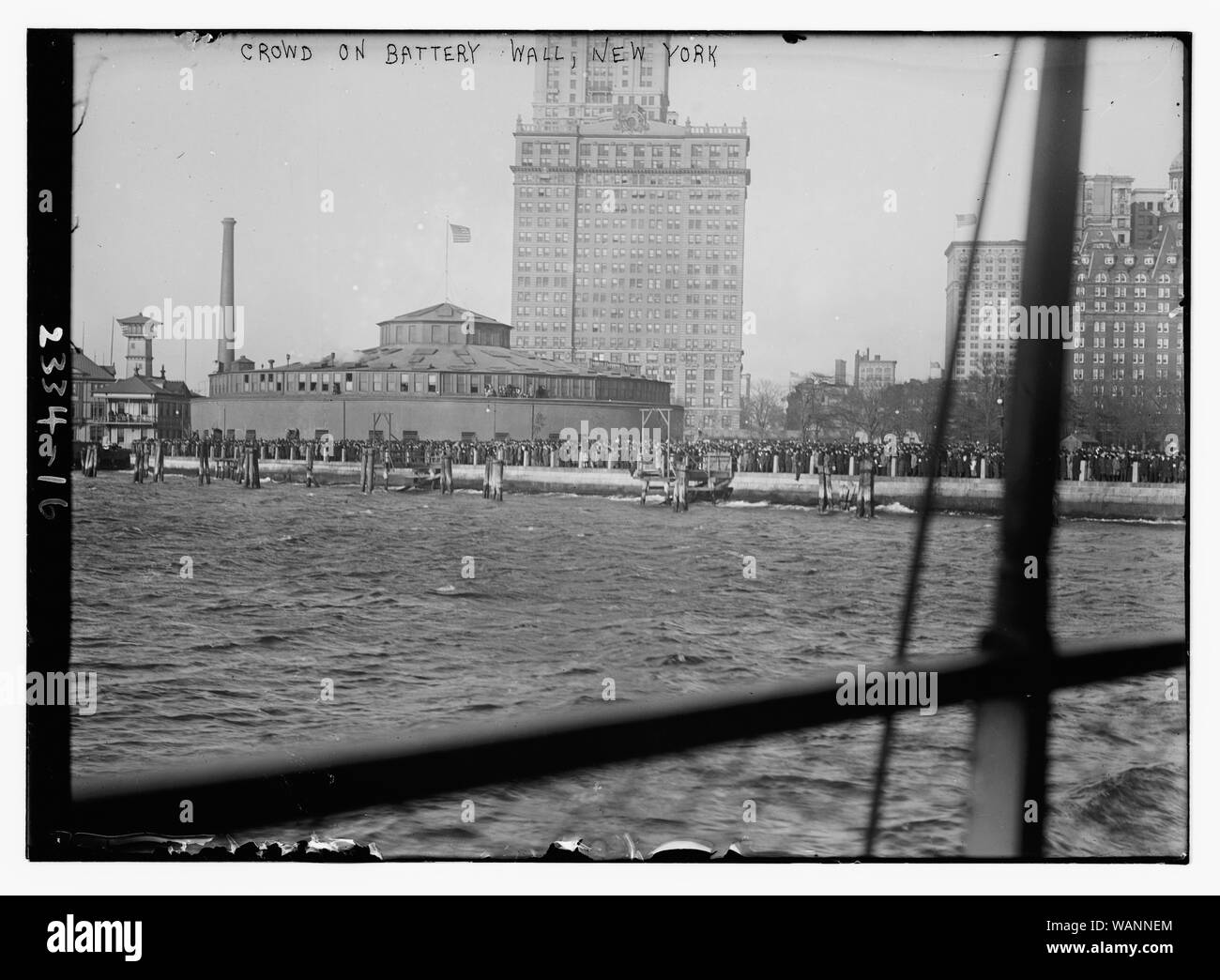 Masse auf Batterie Wand, N.Y. Stockfoto
