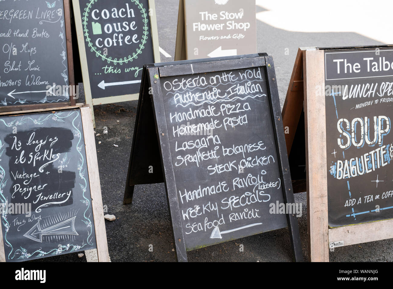 Sandwich Boards auf dem Bürgersteig auf dem Markt. Verstauen auf der Wold, Cotswolds, Gloucestershire, England Stockfoto