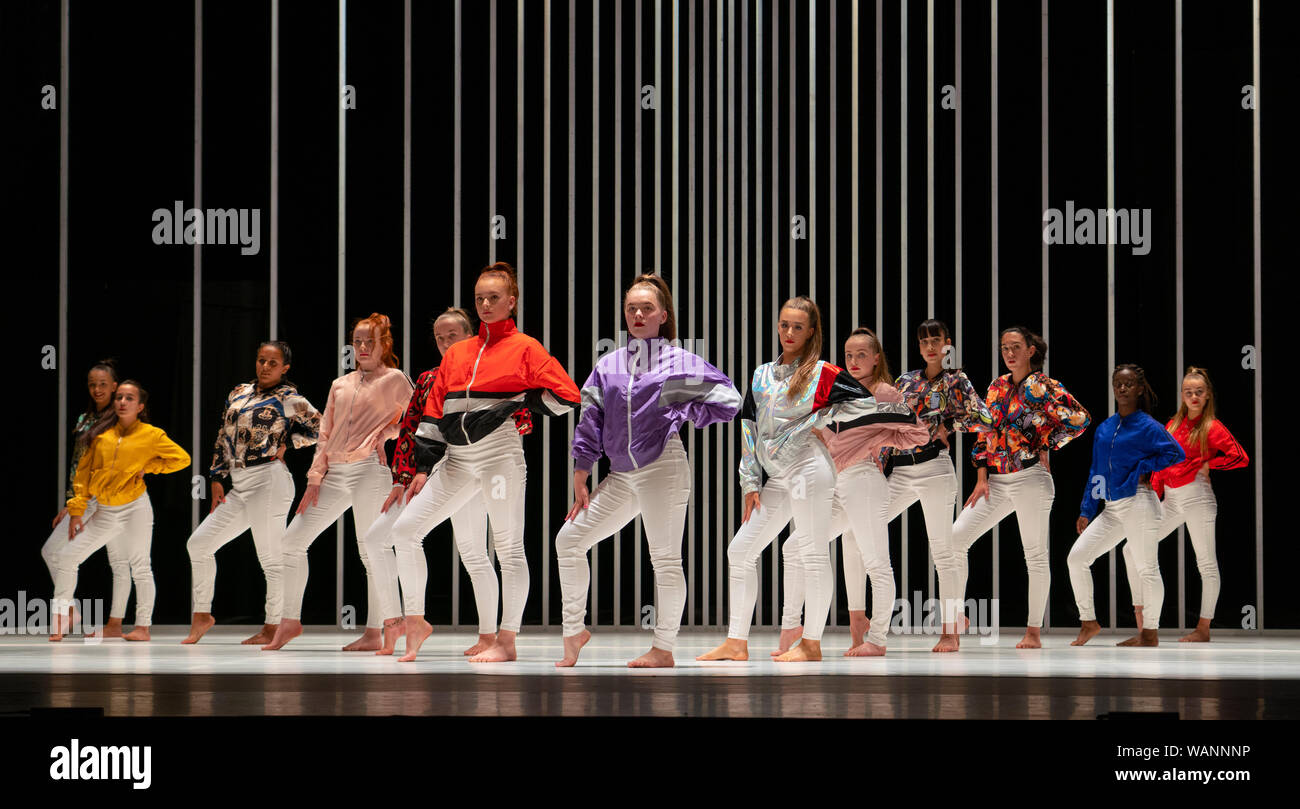 Edinburgh, Schottland, Großbritannien. 21. August 2019. Abgebildet; Junge lokale Tänzer bilden die schottische ÒSugar ArmyÓ in Hart weich zu werden: Ein Belfast Gebet von Oona Doherty und Prime Cut Inszenierungen am Lyceum Theatre beim Edinburgh International Festival. Hart zu weich ist ein Tanzstück, das schaut hinter die Masken der von Gewalt und Machismo zum inneren Leben von Belfast harte Männer und starken Frauen. In vier Episoden Cast, hart bis weich mit Solos von Doherty selbst, ein Krieger - wie hip-hop Dance Gruppe und einem Choreographierten Ringkampf für einen männlichen Duett. Iain Masterton/Alamy Leben Nachrichten. Stockfoto