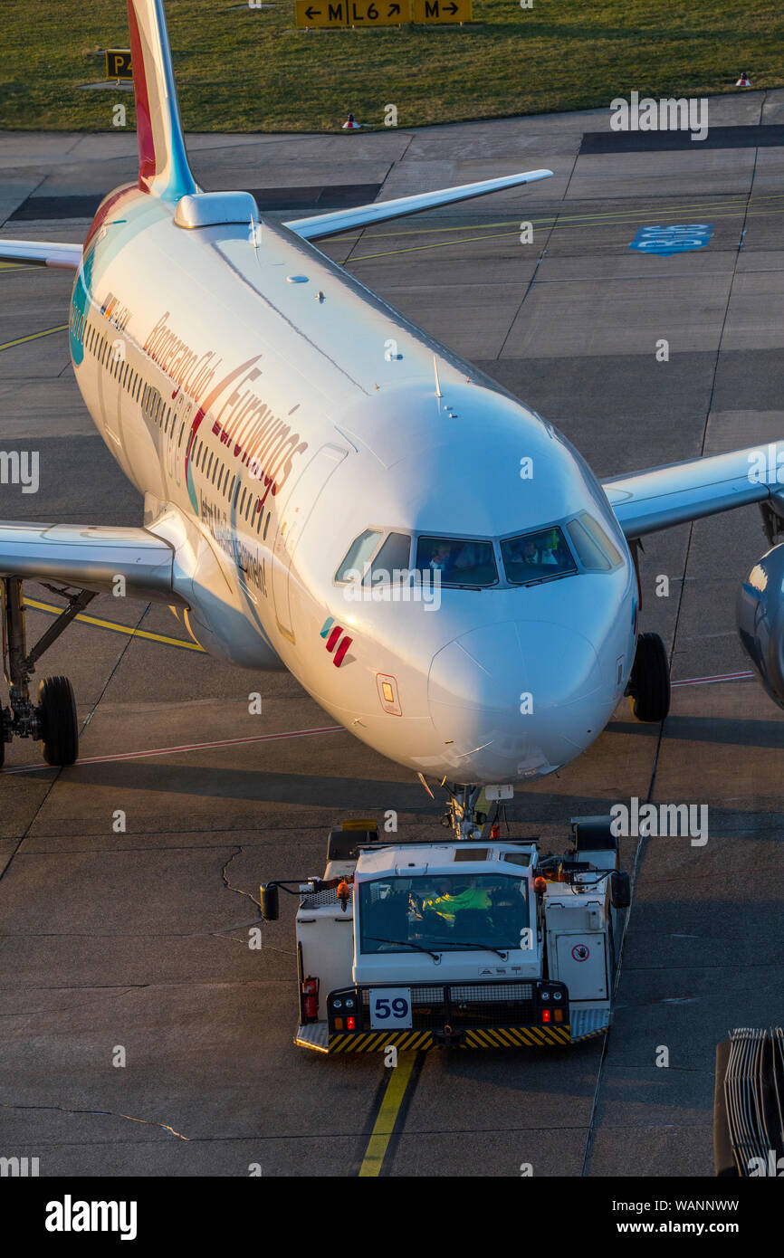 Der Flughafen Düsseldorf International, Eurowings Flugzeug ist von dem Tor gezogene, Stockfoto