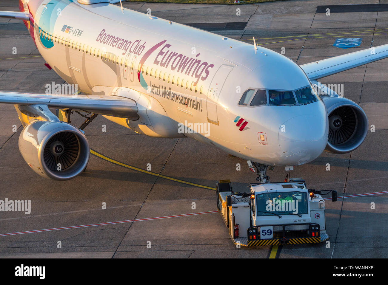 Der Flughafen Düsseldorf International, Eurowings Flugzeug ist von dem Tor gezogene, Stockfoto
