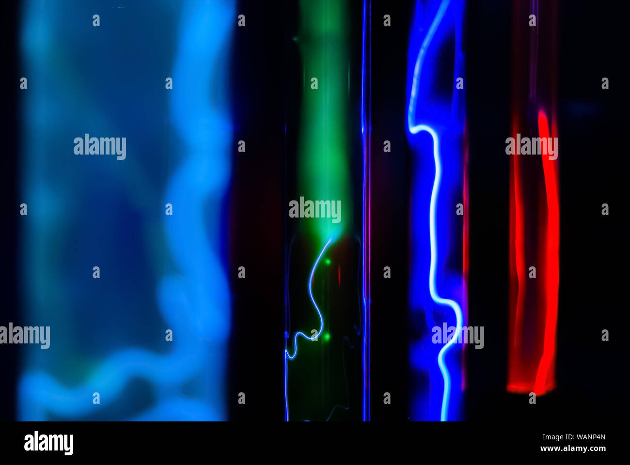 Abstrakte fluoreszierenden Hintergrund - mehrfarbig Leuchten verschiedener Edelgase in isolierflaschen unter Einwirkung eines elektrischen Entladung Stockfoto