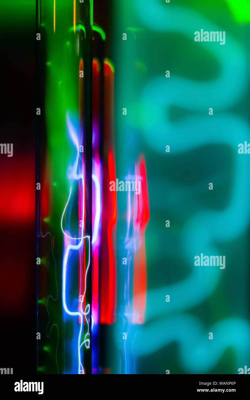 Abstrakte fluoreszierenden Hintergrund - mehrfarbig Leuchten verschiedener Edelgase in isolierflaschen unter Einwirkung eines elektrischen Entladung Stockfoto