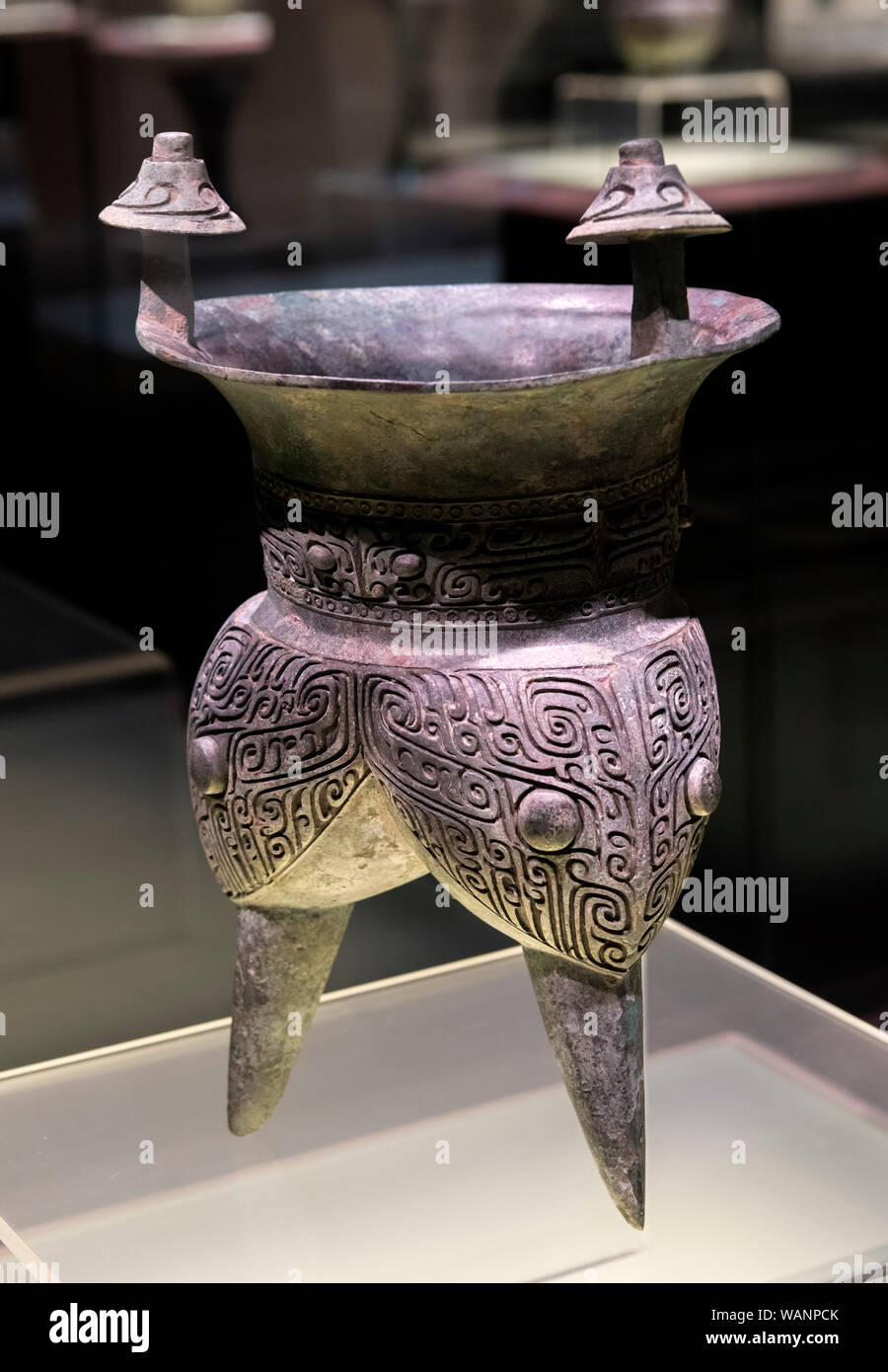 Chinesische Bronze-ware. Wein Schiff (Jia) mit Tier Maske, Mitte der Shang Dynastie (15. bis 13. Jahrhundert v. Chr.) Stockfoto