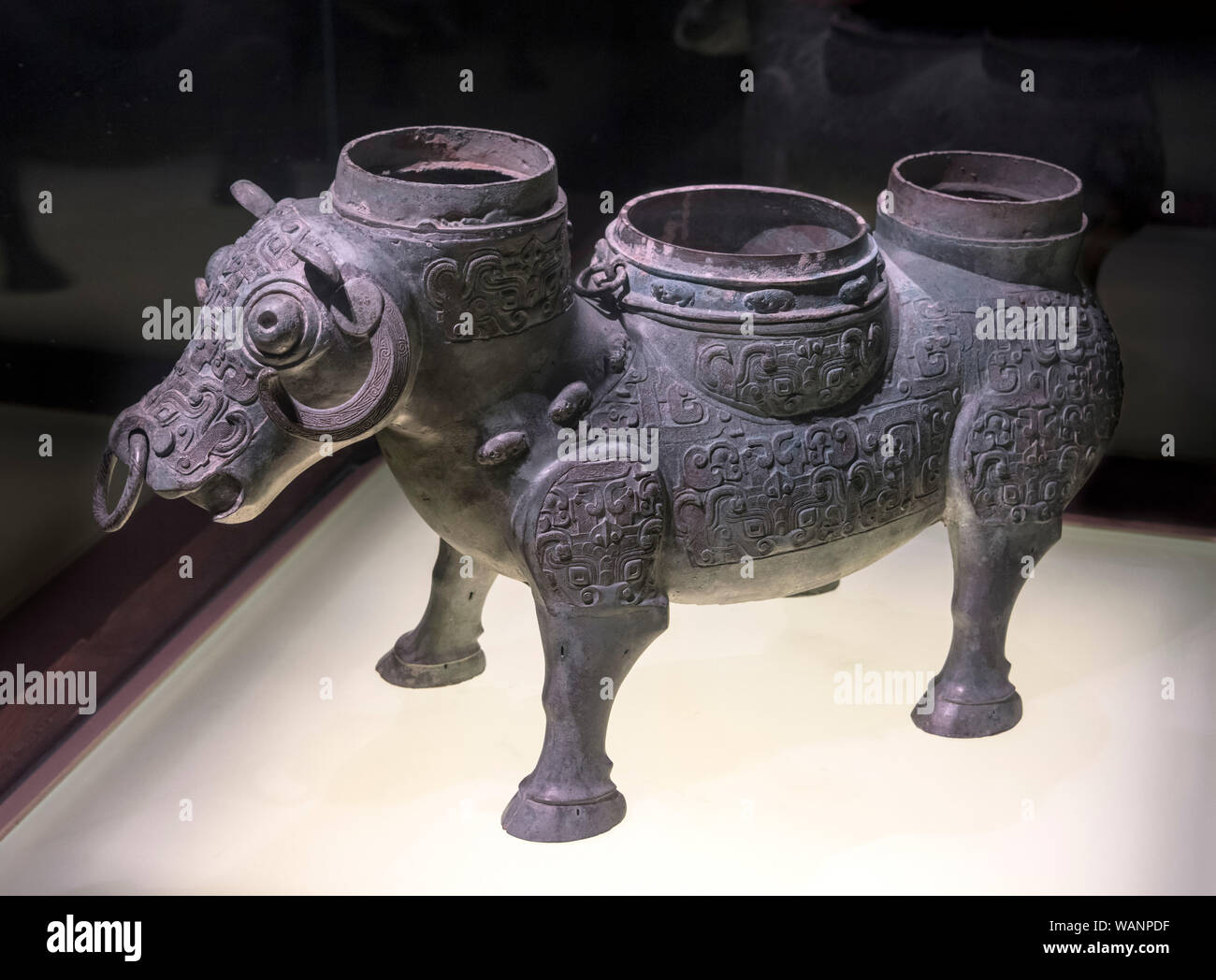 Chinesische Bronze-ware. Ox geformte Zun (Wein), das späte Frühjahr und Herbst Zeitraum (Anfang 6.Jh. bis 476 v. Chr.) Stockfoto