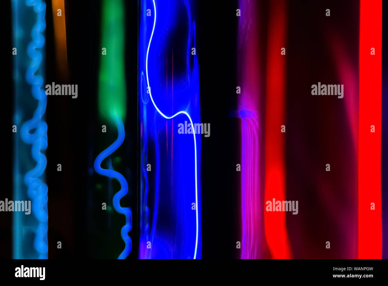 Abstrakte fluoreszierenden Hintergrund - mehrfarbig Leuchten verschiedener Edelgase im Plasma Rohre unter der Aktion einer elektrischen Entladung Stockfoto
