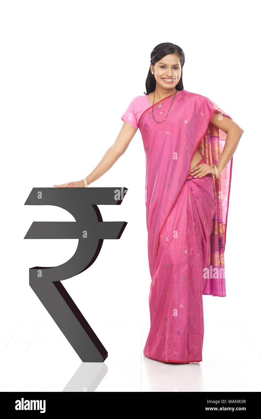 Indische Frau mit Rupie-Symbol Stockfoto