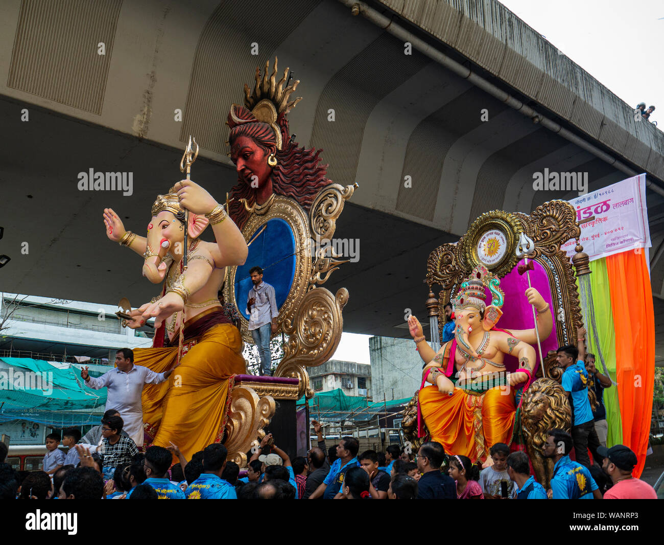 18 Aug 2019 Indischen devotees tragen ein großes Idol der Elefant vorangegangen Hindu Gott Lord Ganesha in chinchpokali Maharachtra Lalbag Mumbai, Indien Stockfoto