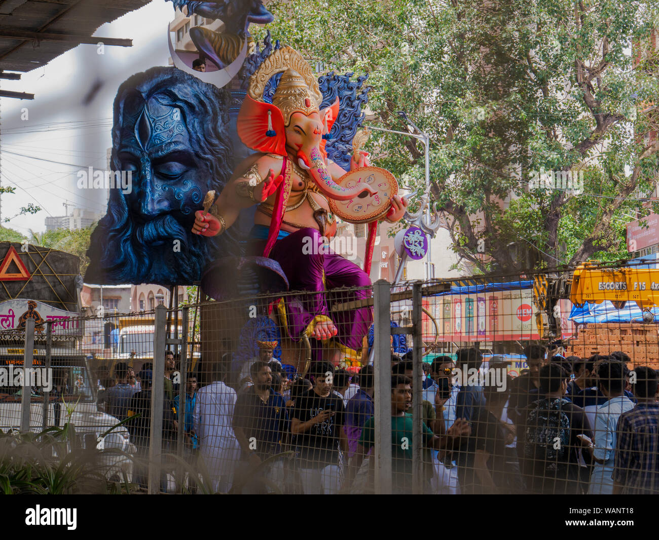 18 Aug 2019 Indischen devotees tragen ein großes Idol der Elefant vorangegangen Hindu Gott Lord Ganesha in chinchpokali Maharachtra Lalbag Mumbai, Indien Stockfoto