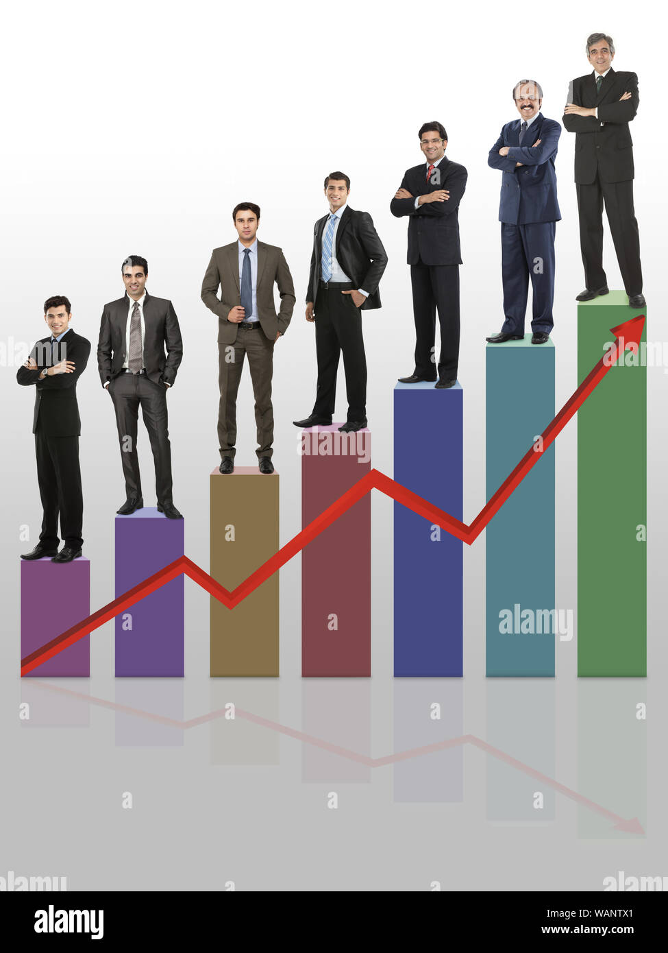 Geschäftsleute, die auf dem Balkendiagramm stehen und das Wachstum darstellen Stockfoto