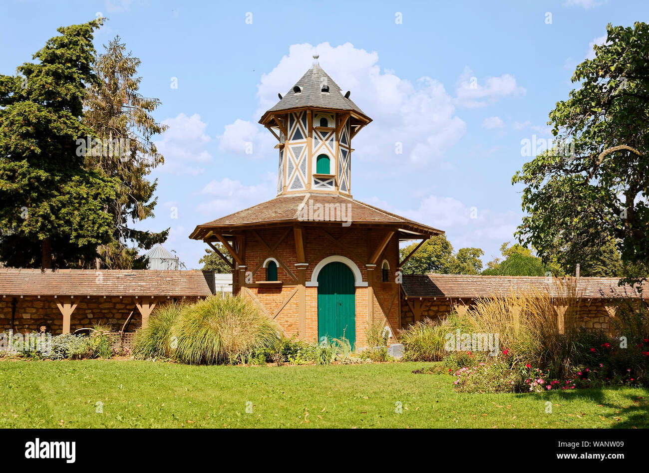 Priorat Schlossgarten, Steinmauer, achteckige Gebäude, der Grünanlagen, Blumen, Bäume, Gras, Europa, Conflans Sainte Honorine, Frankreich, Sommer, horiz. Stockfoto