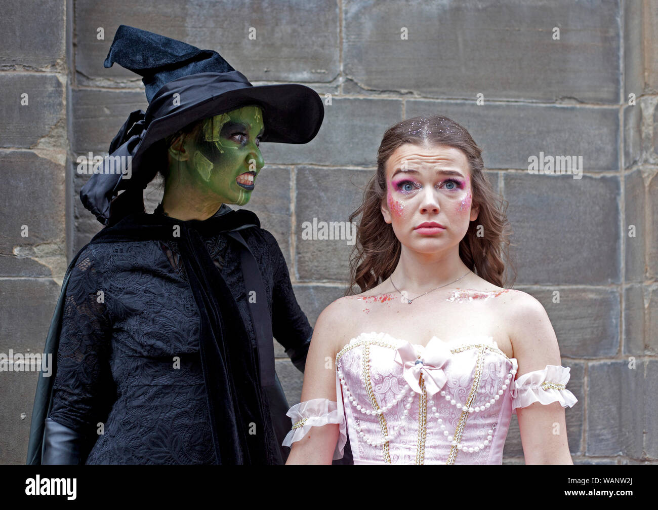 Edinburgh Fringe Festival, Royal Mile, Schottland, Großbritannien. 21. August 2019. Glinda die gute Hexe des Südens und die böse Hexe des Westens, der Zauberer von Oz. Auf dem Platz @ Niddry Street. Stockfoto