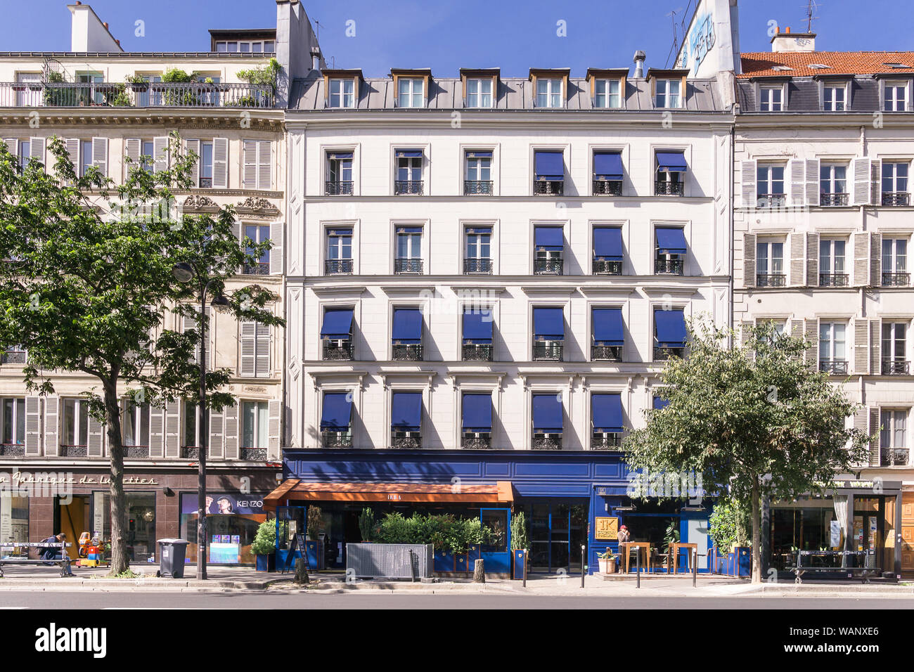Paris Street - Gebäude mit blauen Fensterläden, Boulevard Beaumarchais in Paris an einem Sonntag Morgen. Frankreich, Europa. Stockfoto