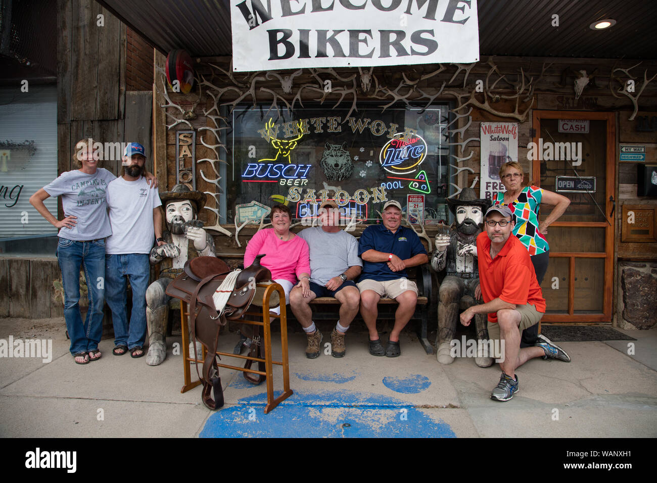 Kunden und Freunde Stacey Poppinga, Brian Harding, Sherry und Craig Dumwright, darin Houston, David Young, und Sandy Lange (von links nach rechts), hängen mit ein paar der alten - West Freunde an der auffälligen weißen Wolf Limousine in Douglas, Ort der jährlichen Wyoming State Fair Stockfoto