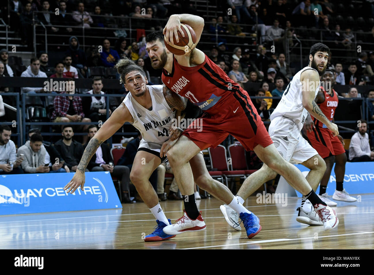 Sydney, Australien. 21 Aug, 2019. 2. August 2019; Quay Centre, Sydney, Australien; Internationaler Basketball, Kanada gegen Neuseeland Tall Blacks; Owen Klassen aus Kanada steuert den Ball unter Druck von Isaac Fotu von Neuseeland - redaktionelle Verwendung. Credit: Aktion Plus Sport Bilder/Alamy leben Nachrichten Stockfoto