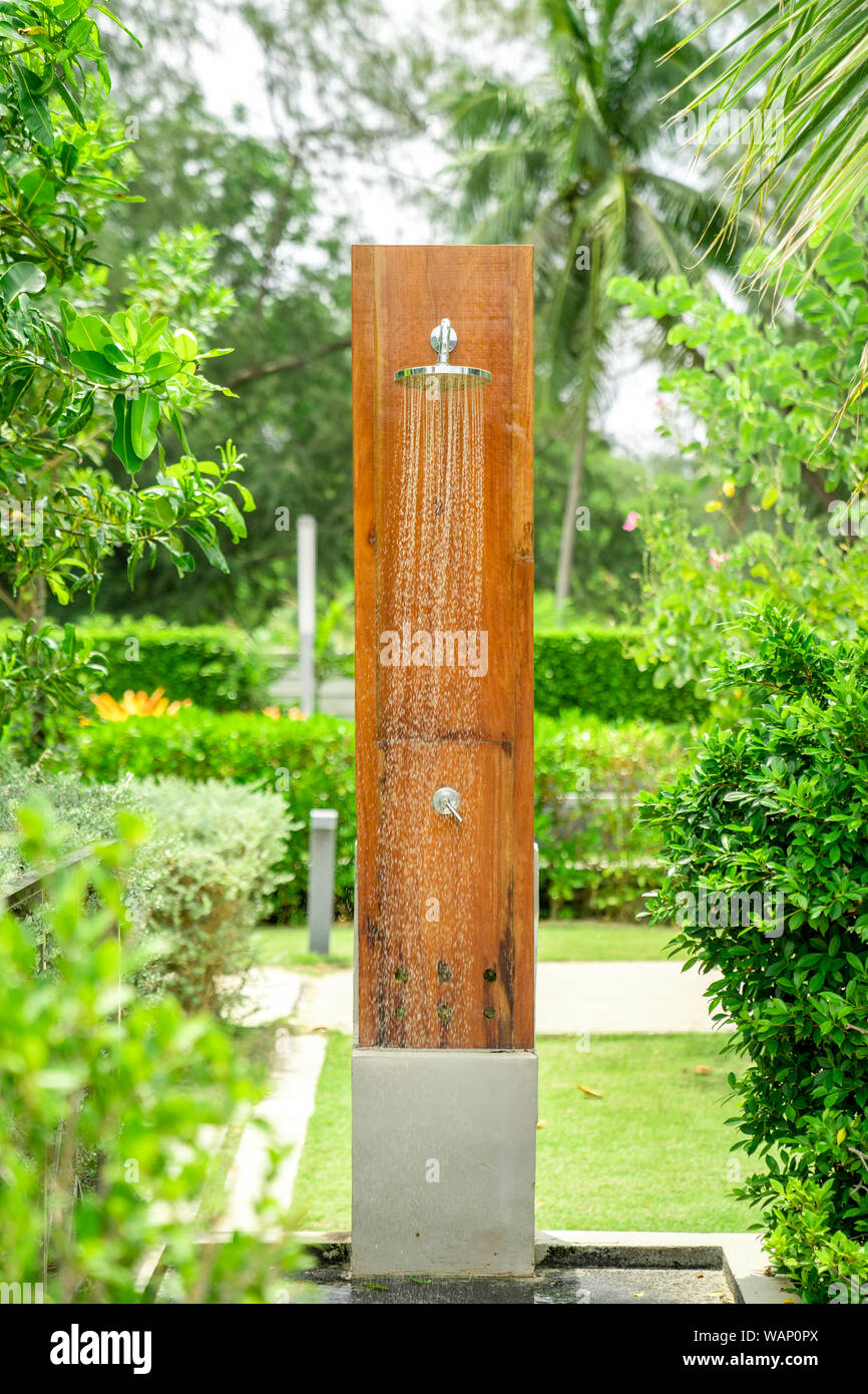 Dusche im Freien Kopf auf der Holzplatte pole Design zum Duschen Körper vor  dem Sprung in das Resort Pool Stockfotografie - Alamy