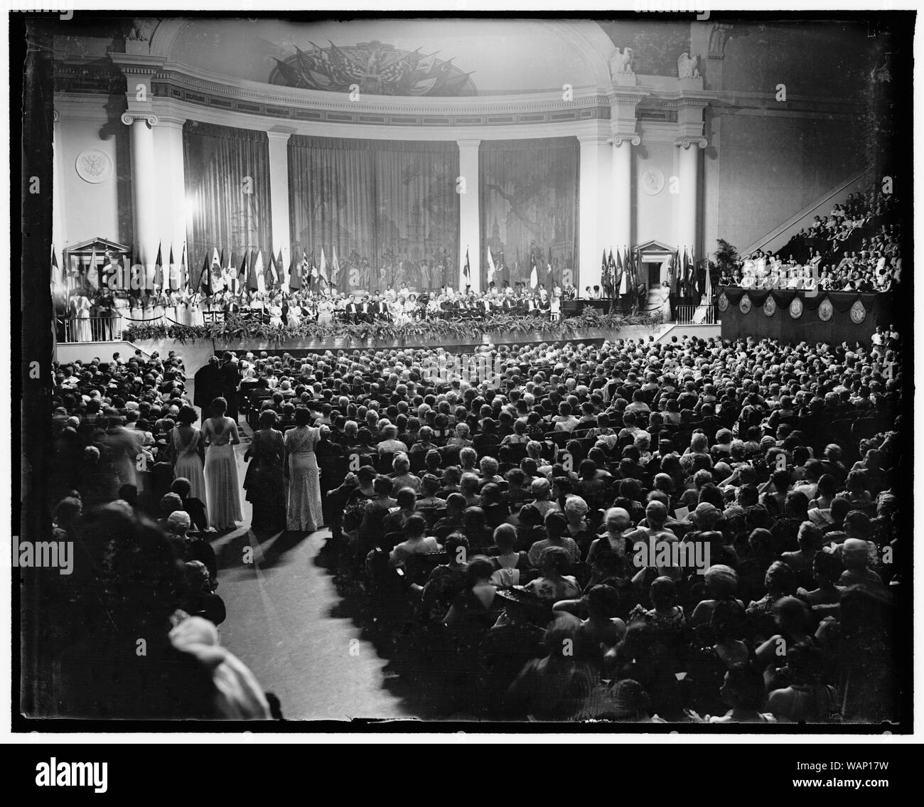 D.A.R. Übereinkommen. Washington, D.C., am 18. April. Szene in der Verfassung als die 47. jährliche Continental Congress der Töchter der amerikanischen Revolution einberufen heute Abend. Die Delegierten forderten, wurden von Mrs William A. Becker, Präsident General für die letzten drei Jahre zu bestellen, 4/18/38 Stockfoto