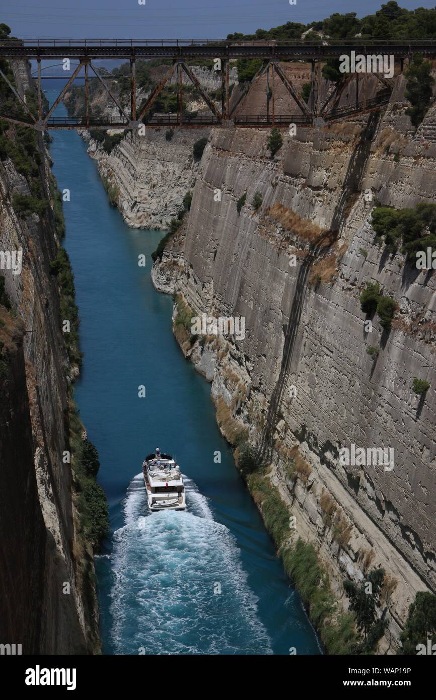 Kanal von Korinth mit dem Boot Stockfoto