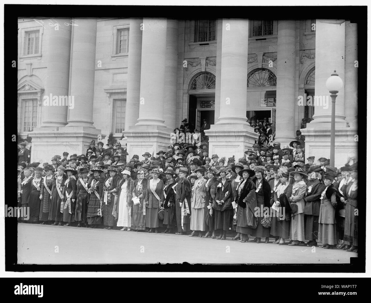 Töchter der amerikanischen Revolution. Eröffnung der D.A.R. Kongress. Vom 2. VORNE LINKS, Frau. Maria S. LOCKWOOD, PEN Gründer von D.a.r. 4. VON LINKS FRAU. J.A. VAN ORSDEL, LEITER VON KINDERN DER AMERIKANISCHEN REVOLUTION. 8. VON LINKS, Frau. GUERNSEY, Präsident General Stockfoto