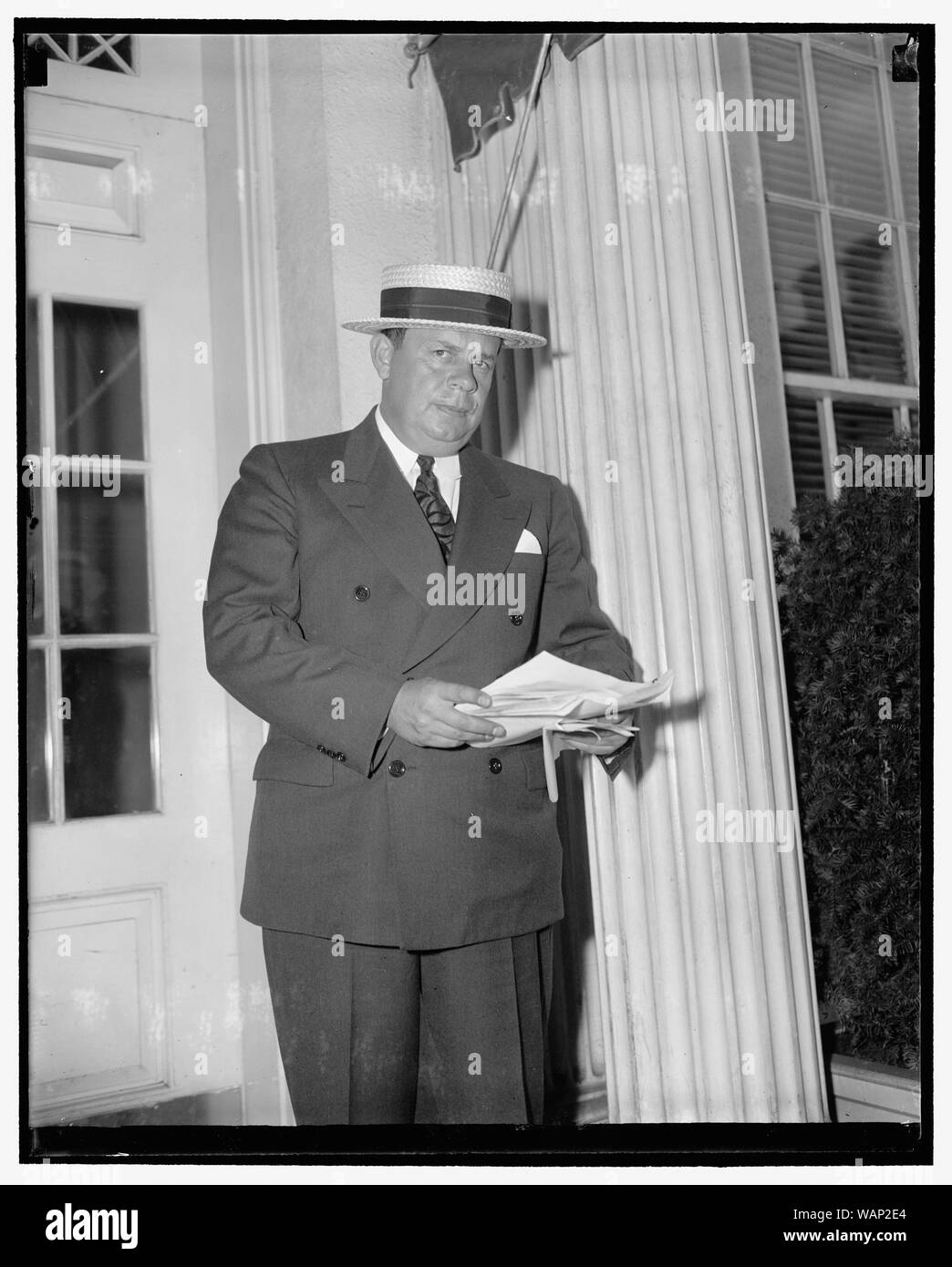 Gleichstrom, Herr Kommissar. Washington, D.C., 7. Distrikt von Columbia Kommissar George E. Allen das Weiße Haus heute verlassen nach einer Konferenz mit Präsident Roosevelt. Allen, der als Kommissar während 1938 zurücktrat, wurde vor kurzem von Präsident Roosevelt entwarf ein zweites Mal zu dienen Stockfoto