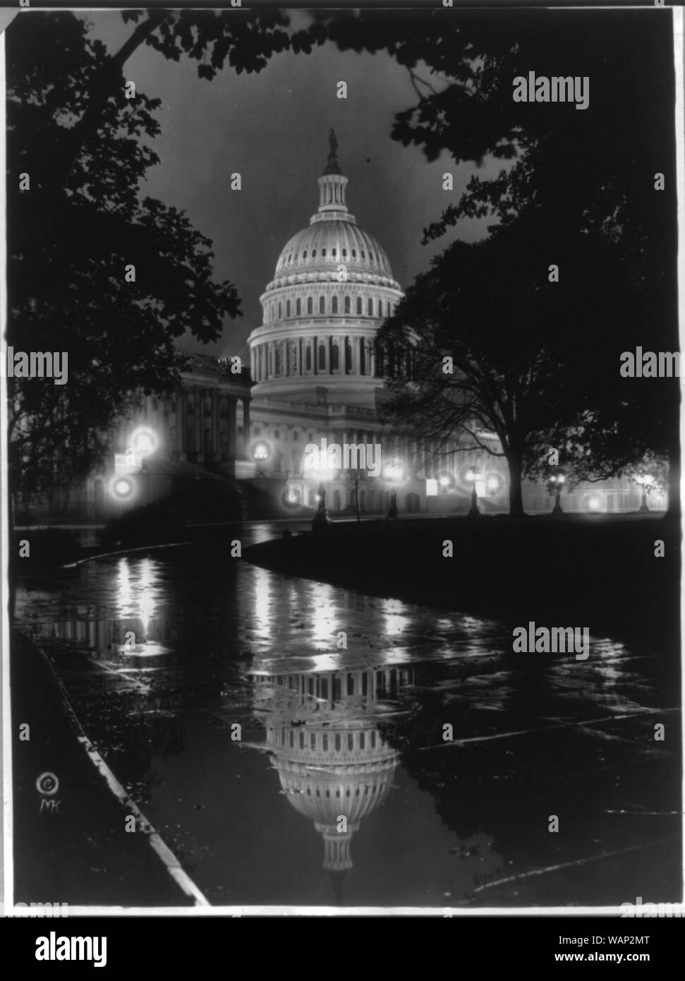 D.C., Washington - Capitol - Aussenansicht - Nacht Blick auf S.E. vorne an regnerischen Nacht Stockfoto