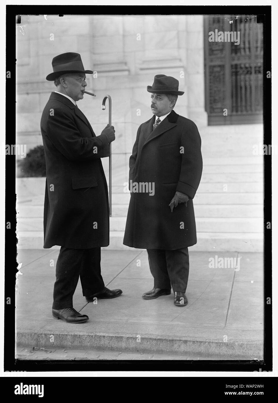 DEFREES, JOSEPH HOLTON, VON CHICAGO, VIZEPRÄSIDENT DER HANDELSKAMMER DER USA LINKS, mit F.A. SEILBERLING Stockfoto