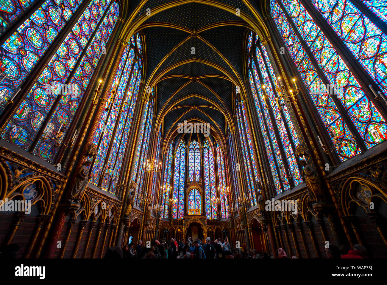 Touristen in der Kapelle auf der oberen Ebene der gotische Sainte-Chapelle Königliche Kapelle in der mittelalterlichen Palais de la Cité in Paris, Frankreich. Stockfoto