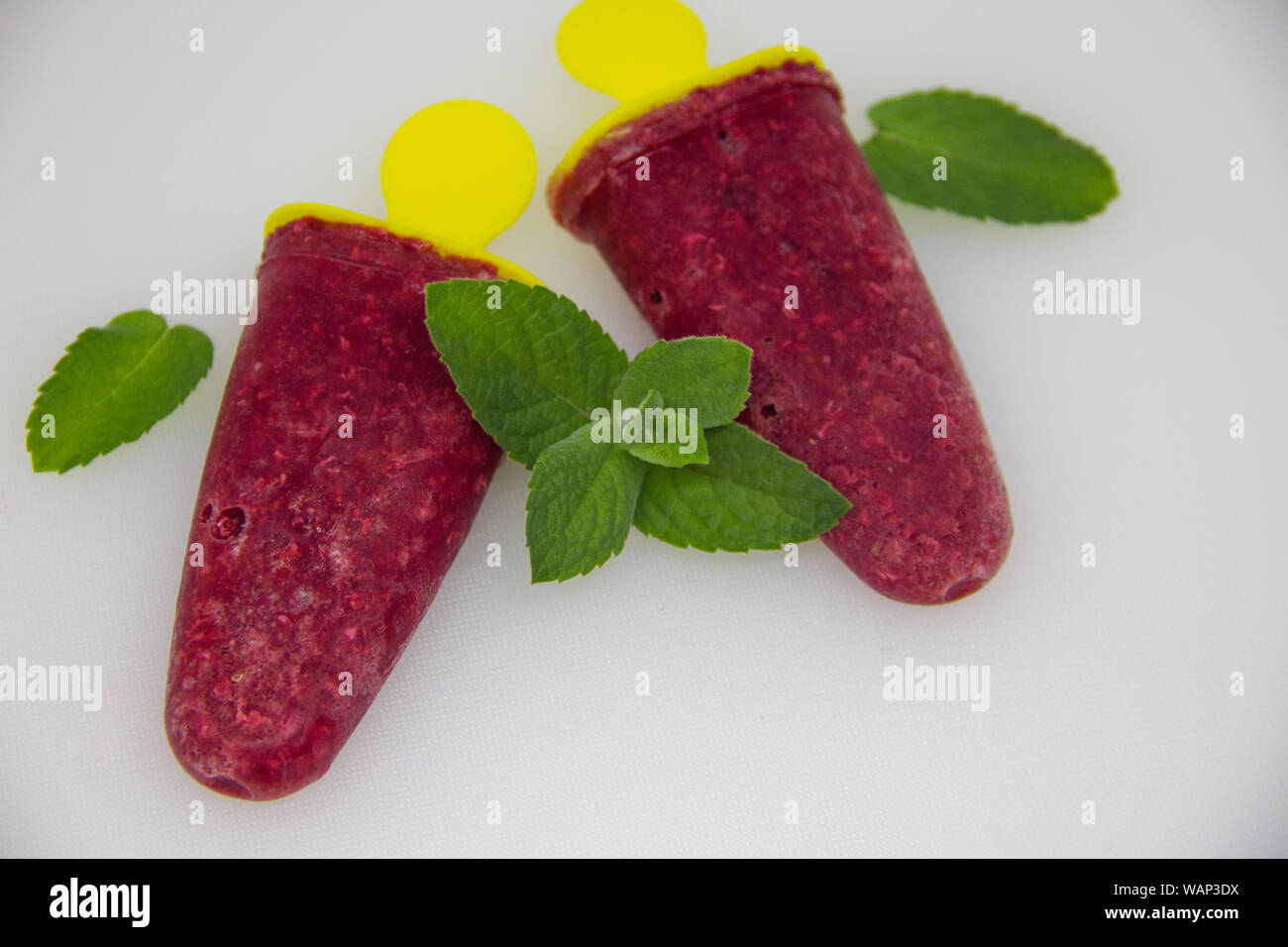 Gefrorenen Saft in Form von Eis auf weißem Hintergrund Stockfoto