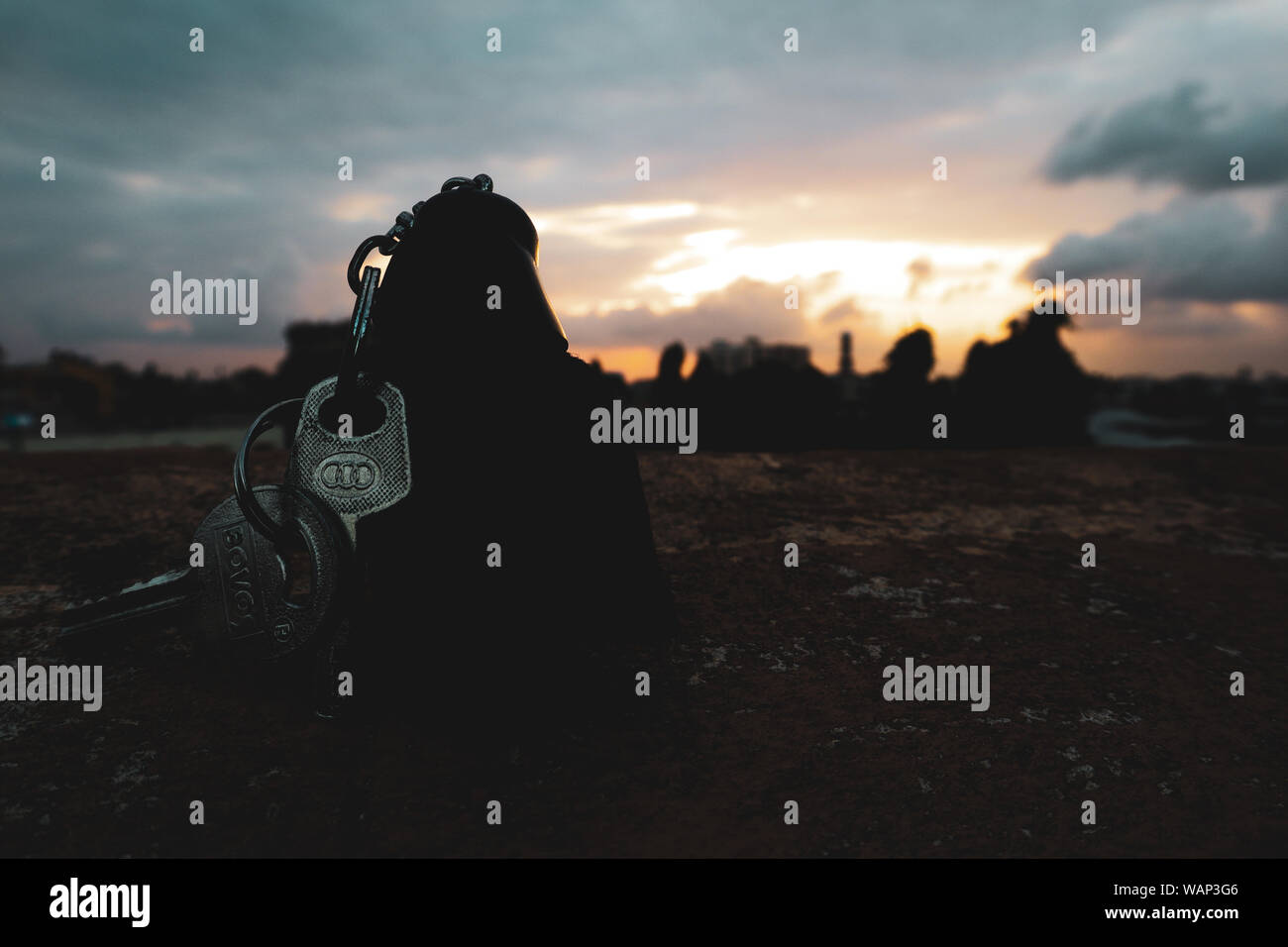 Ein Schlüssel zu einem Darth Vader Inhaber bei Dämmerung Stockfoto