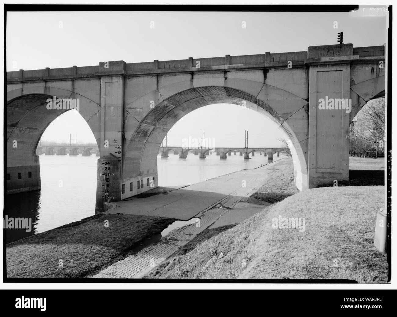 Detailansicht EINES ARCH SPAN, SUCHE NW ENTLANG OSTUFER DES SUSQUEHANNA RIVER. Hinweis FLUTSTADIUM Kennzeichnungen auf der Pier, auch Längs- bau JOINT IN ARCH BARREL. - Philadelphia und Lesen Eisenbahn, Susquehanna River Bridge, Spanning Susquehanna River, nördlich der I-83 Brücke, Harrisburg, Dauphin County, PA; Wagner, Samuel T; Baker, Percival S; T.L. Eyre, Incorporated; James McGraw Firma; Blaw-Knox Company, Philadelphia und Lesen Railroad; konsolidierte Rail Corporation (CONRAIL); Norfolk Southern Railroad; Nolan Brüder; Philadelphia, Harrisburg und Pittsburgh Railroad; South Pennsylva Stockfoto