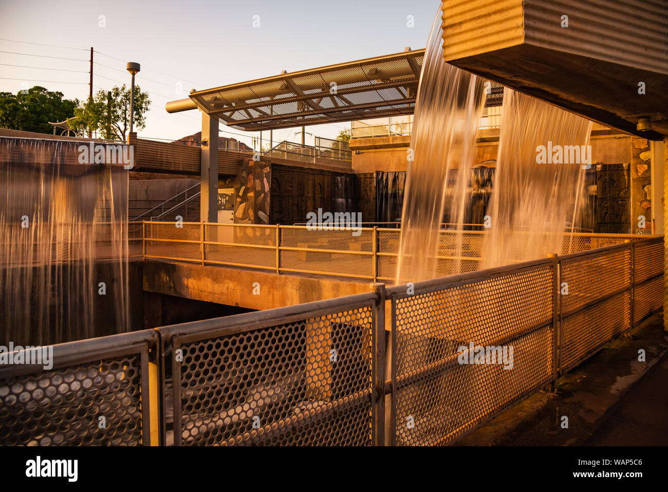 Sonnenuntergang an der Arizona fällt, ein Treffpunkt und touristische Attraktion auf dem Arizona Canal in Phoenix, in der Nähe von Scottsdale. Stockfoto