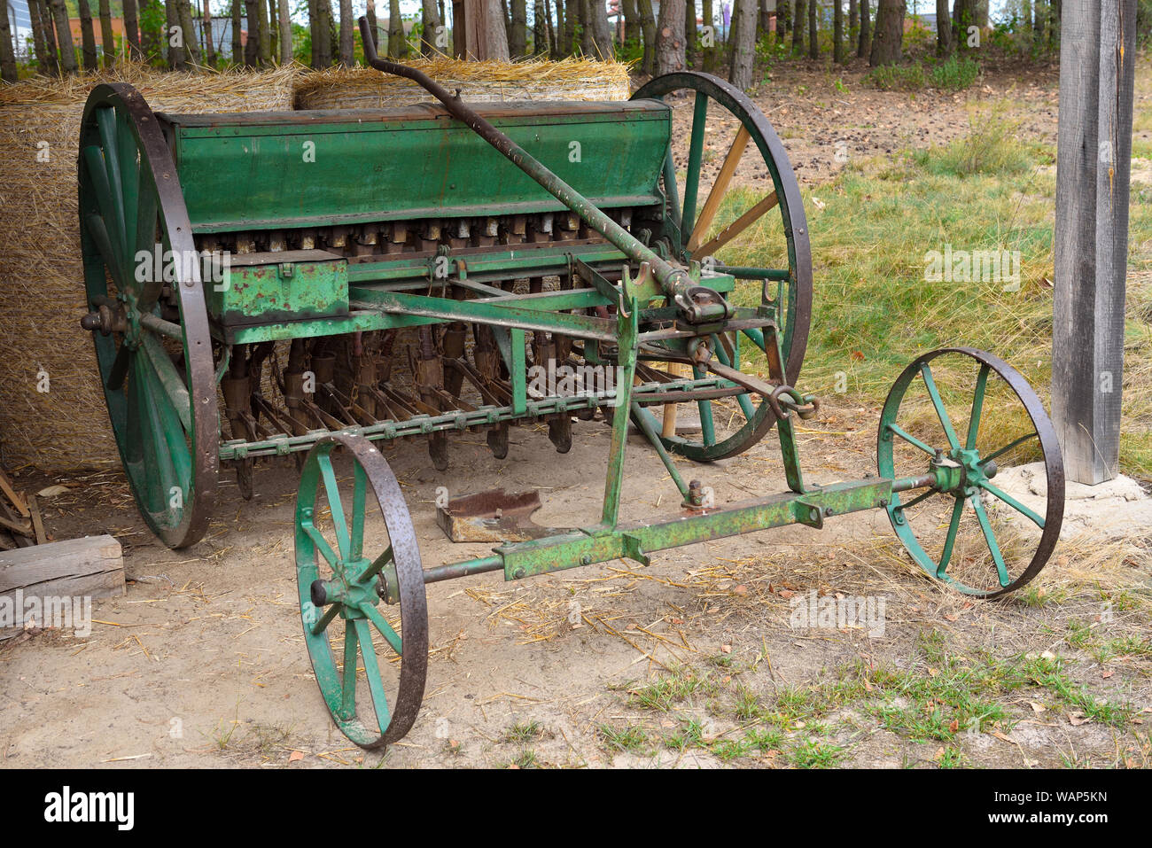 Alten landwirtschaftlichen Maschinen in der Volkskultur Museum in Osiek durch den Fluss Notec, das Freilichtmuseum umfasst eine Fläche von 13 Ha. Polen, Europa Stockfoto