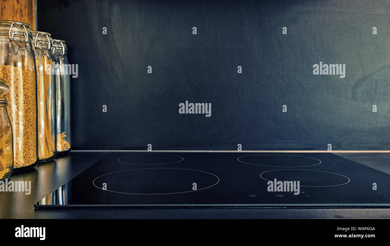 Moderne schwarze Küche Stockfoto