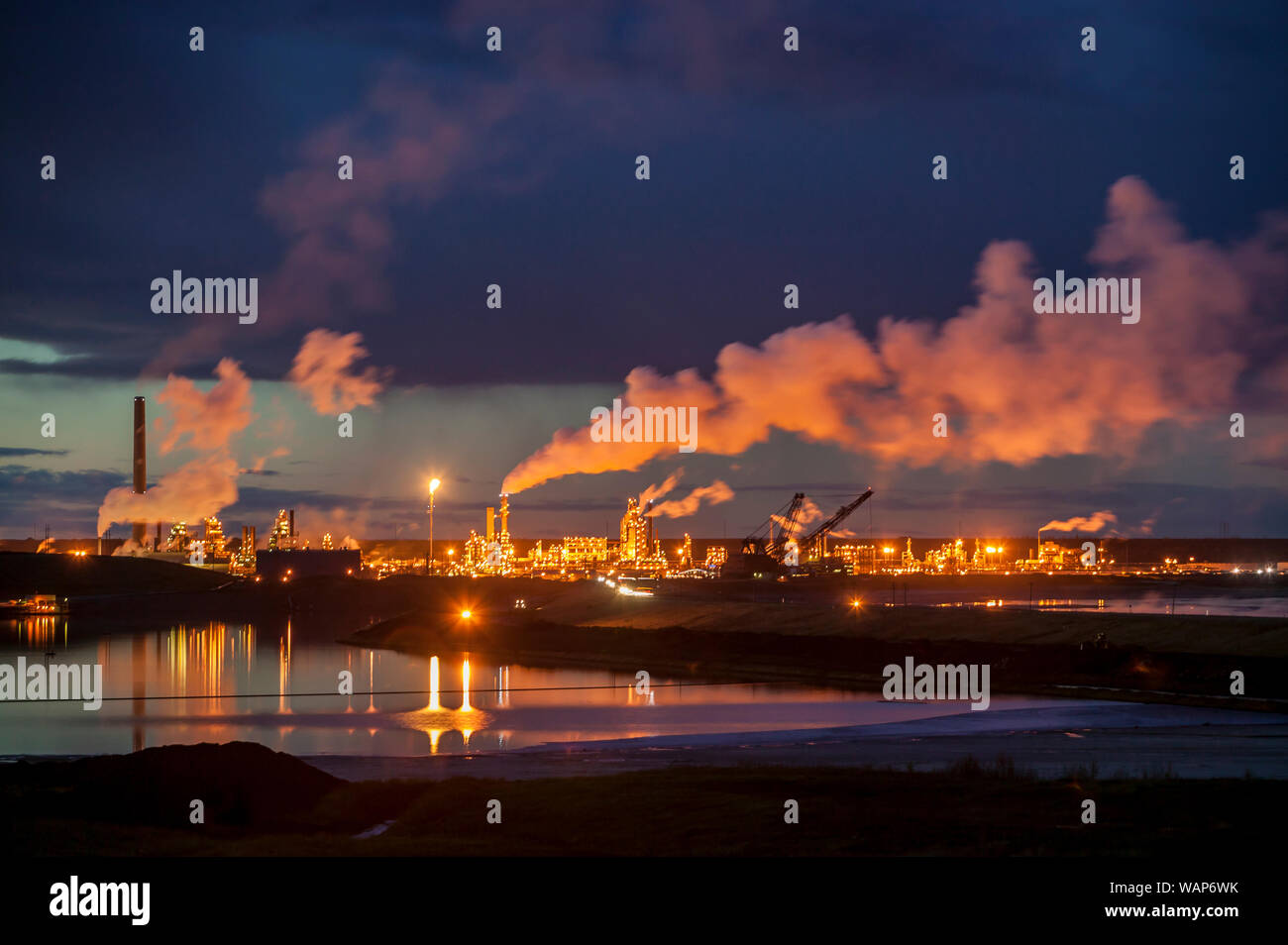 Am Abend Foto von Syncrude Oil Sands Operationen nördlich von Fort McMurray, Alberta. Stockfoto