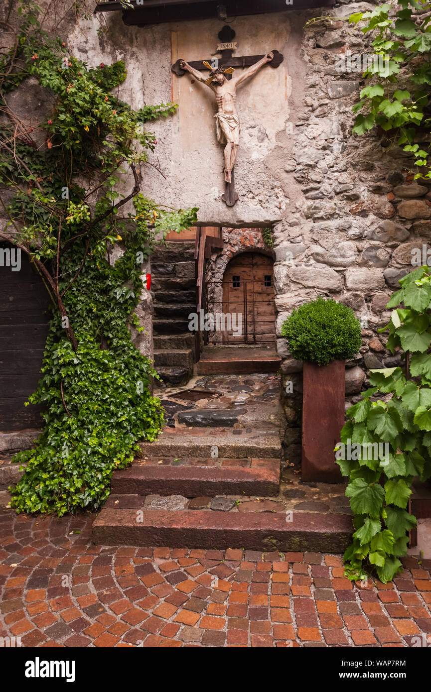 Die Burg Branzoll in Südtirol, Italien und seine Umgebung, einschließlich Klausen (Deutsch: Klauzen) Stockfoto