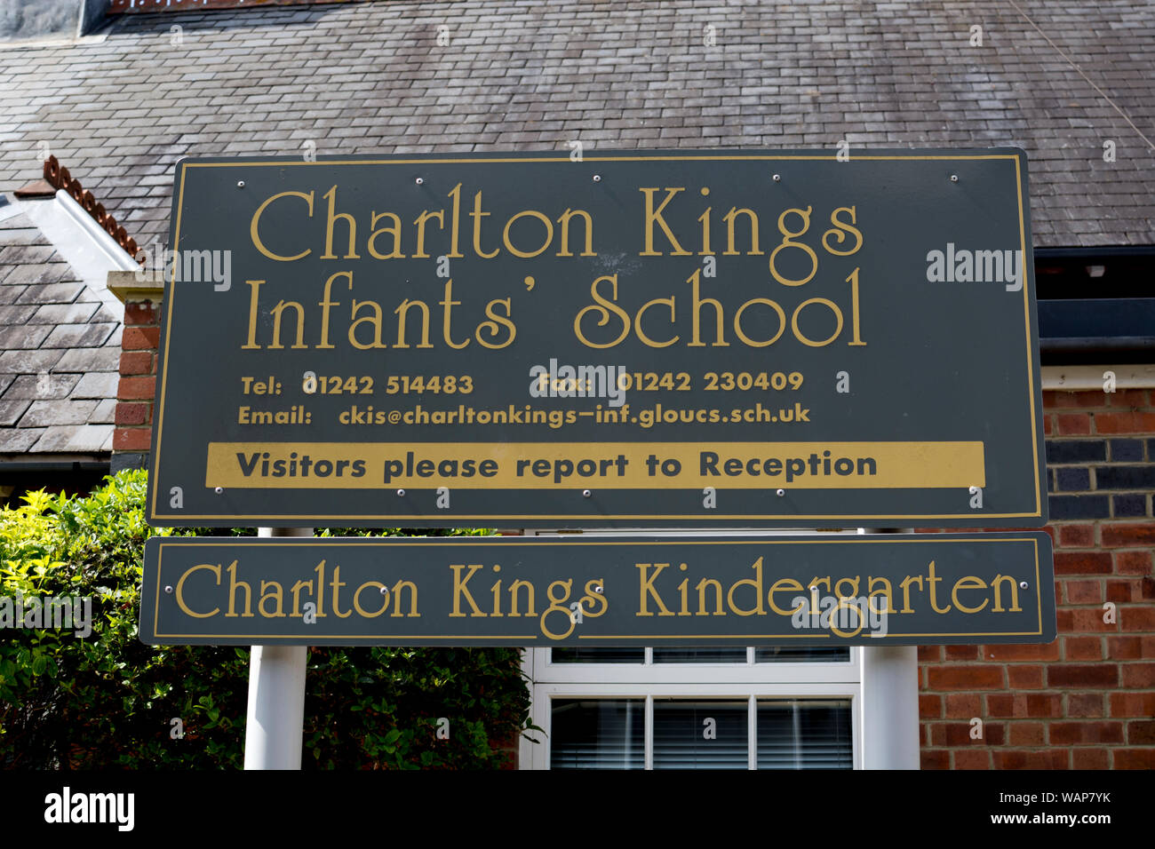 Kinder Schule und Kindergarten anmelden, Charlton Kings, Gloucestershire, England, Großbritannien Stockfoto