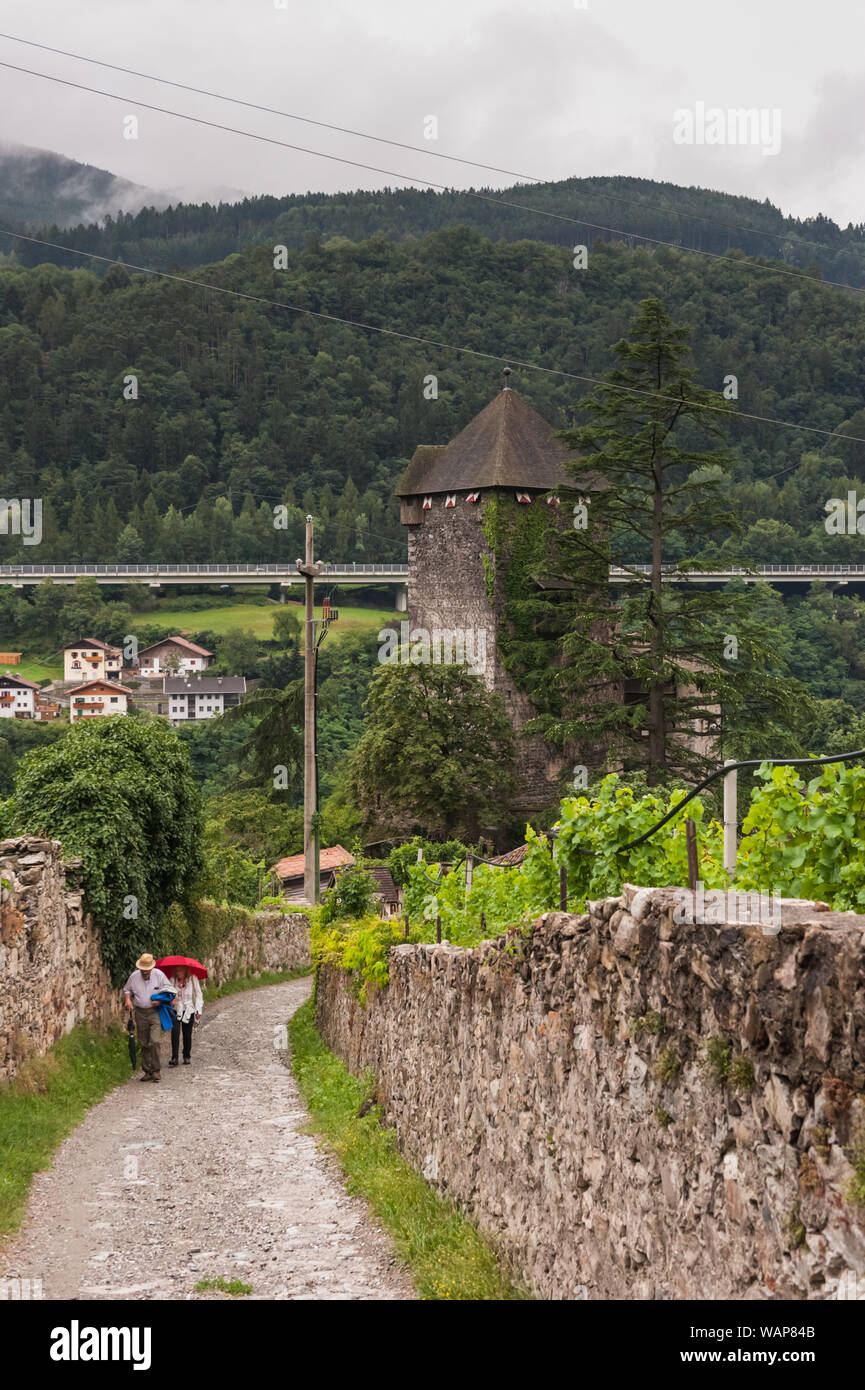 Die Burg Branzoll in Südtirol, Italien und seine Umgebung, einschließlich Klausen (Deutsch: Klauzen) Stockfoto