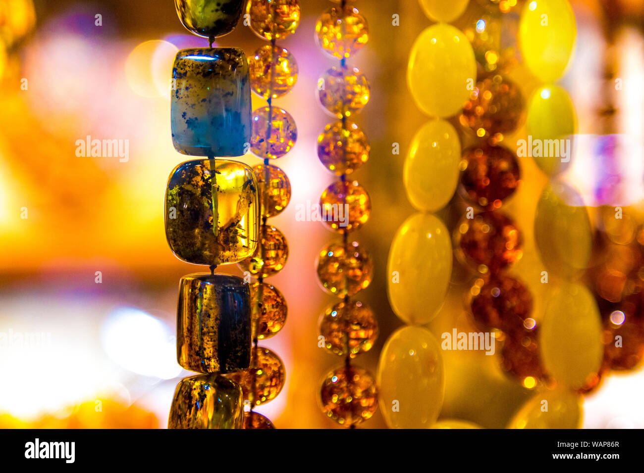 Amber Perlenketten in einem Stall in die Tuchhallen (Sukiennice) in Krakau, Polen, hängend Stockfoto