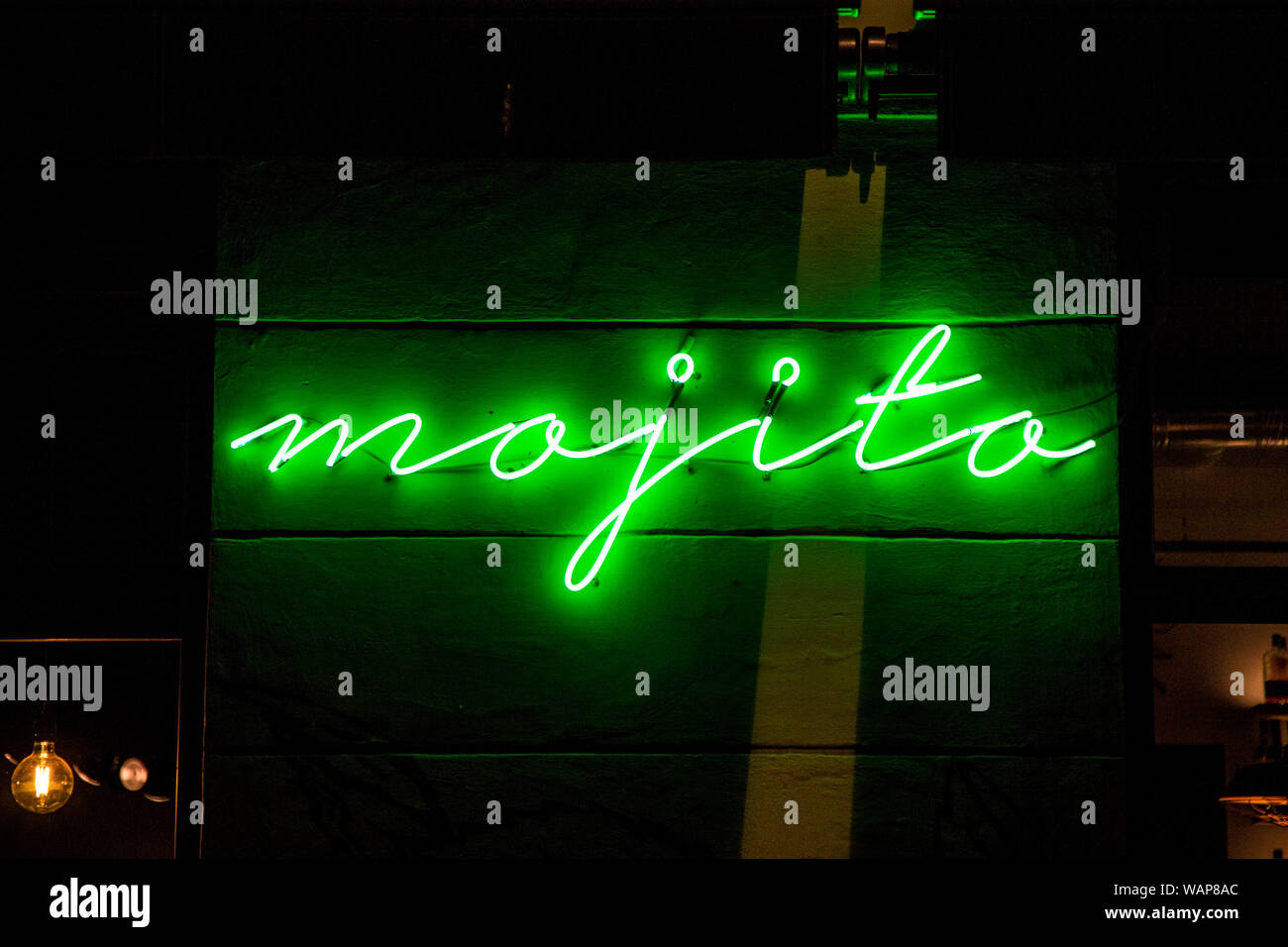 Grüner Neon Schild 'Mojito' (Mojito Caffe, Kazimierz in Krakau, Polen) Stockfoto