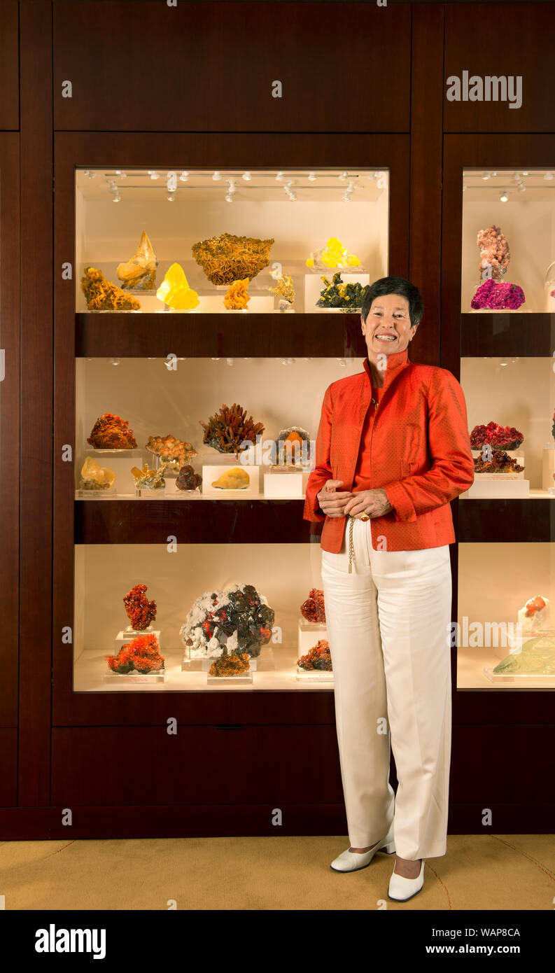 Dallas, Texas, philanthropreneur Lyda Hill, der Enkelin des legendären Texas öl Pionier H.L. Jagd. Hinter ihr ist ein Teil ihrer umfassenden Sammlung von Edelsteinen, Drusen und andere Mineralien aus der ganzen Welt. Viele weitere bilden die zentrale Funktion des Lyda Hill Edelsteine und Mineralien Hall in der Nähe von Perot Museum der Natur und Wissenschaft Stockfoto