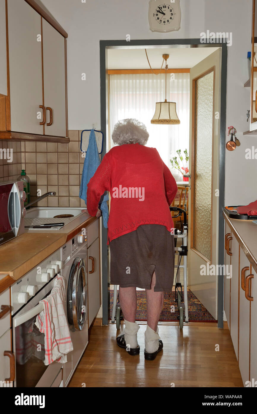 100-Jahre alte Frau in ihrer Wohnung Stockfoto