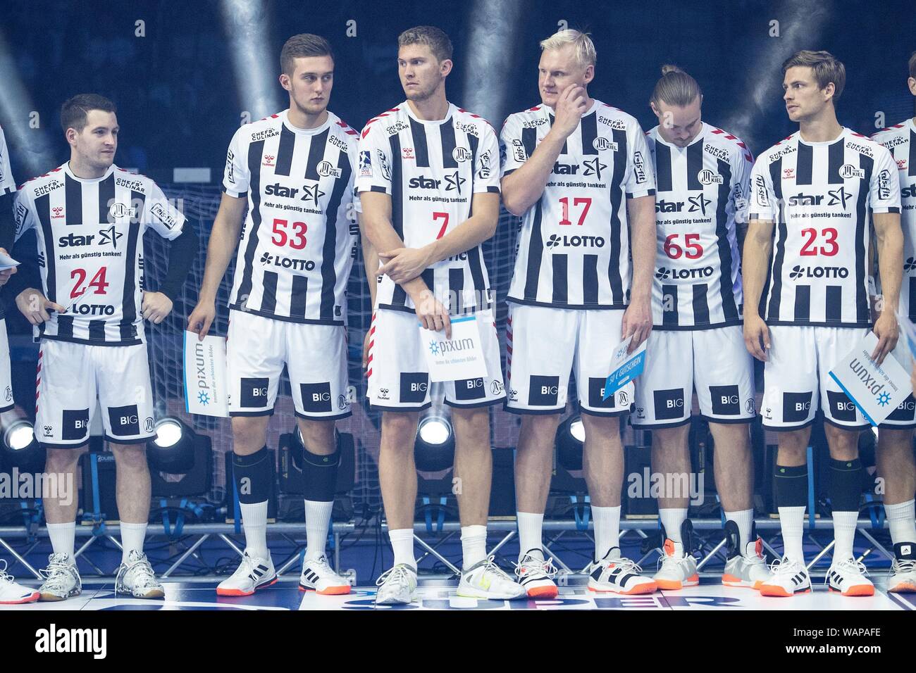 Düsseldorf, Deutschland. 21 Aug, 2019. Handball: DHB-Supercup, SG Flensburg-Handewitt - THW Kiel im ISS Dome. Die Spieler des THW Kiel sind auf dem Podium bei der Preisverleihung. Credit: Marius Becker/dpa/Alamy leben Nachrichten Stockfoto