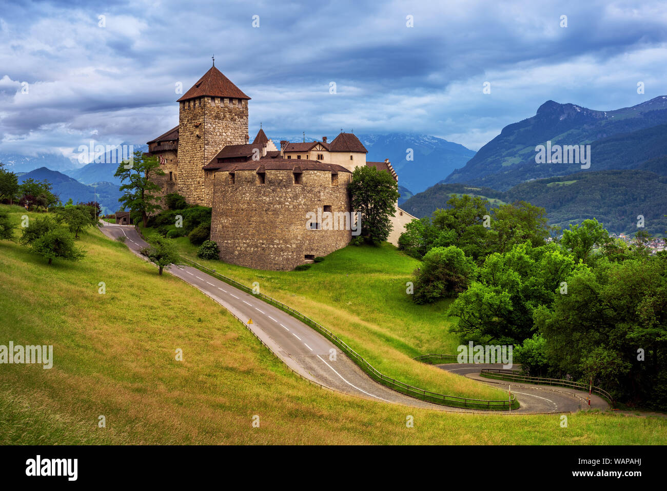 Schloss Vaduz, Liechtenstein, in den Alpen Berge im Abendlicht blau Stockfoto