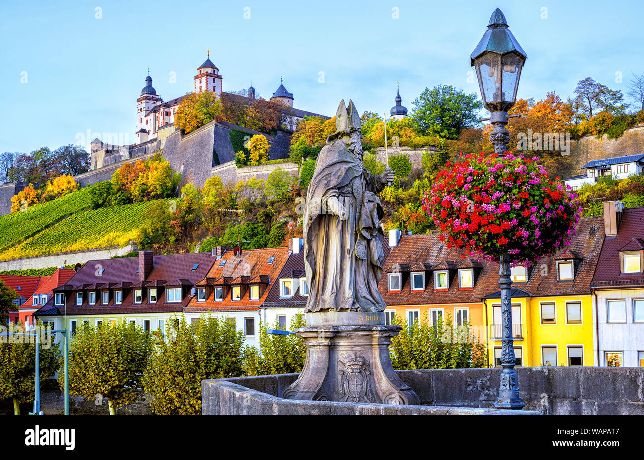 Würzburg, Bayern, Deutschland, mit Blick auf die Festung Marienberg von der alten Mainbrücke mit Stein Skulptur der religiösen Saint St. Burkard Stockfoto